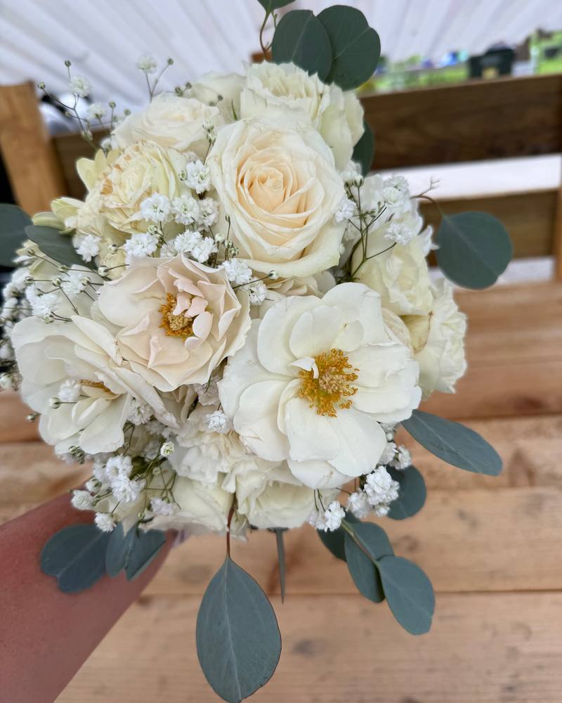Hand-arranged seasonal flowers by Journeycake Flowers (1)