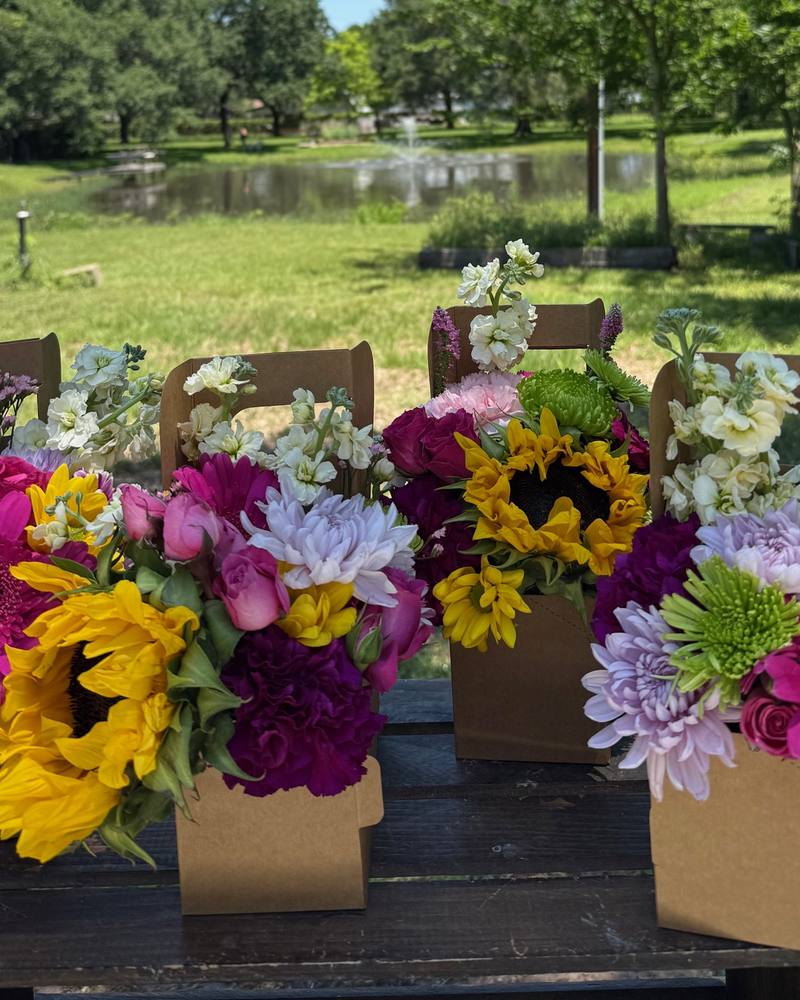 Bloom carrier with fresh flowers by Journeycake Flowers (1)