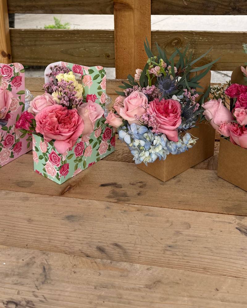 Bloom carrier with fresh flowers by Journeycake Flowers (2)