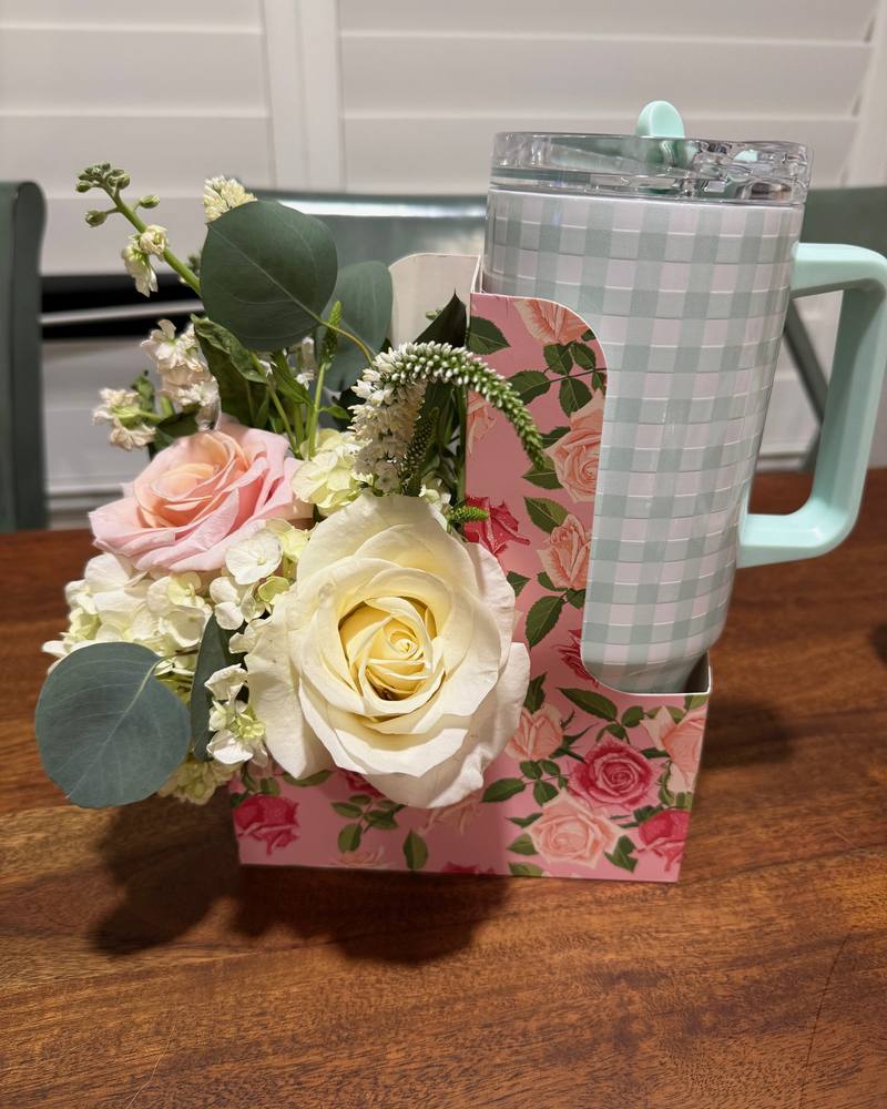 Bloom carrier with fresh flowers by Journeycake Flowers (3)